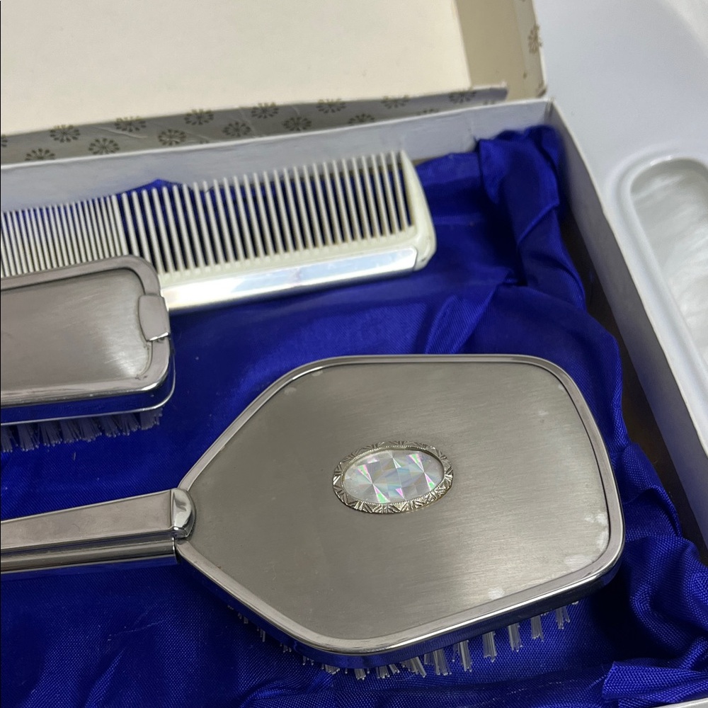 Elegant Silver Vanity Set with Comb - Picture 8 of 10